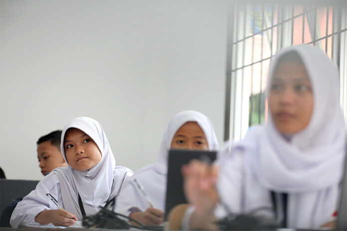 Siswa Siswi mengikuti kegiatan pembelajaran di SR jenjang SMP dan SMA, di Jakarta, Selasa (5/8).[astakom/M Syauqi Amrullah]
