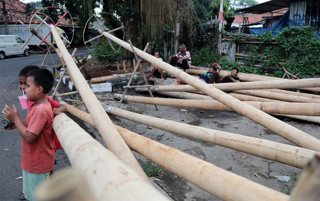 Pengrajin tiang panjat pinang, di kawasan Pangkalan Bambu, Manggarai, Jakarta Selatan, Senin (11/8).