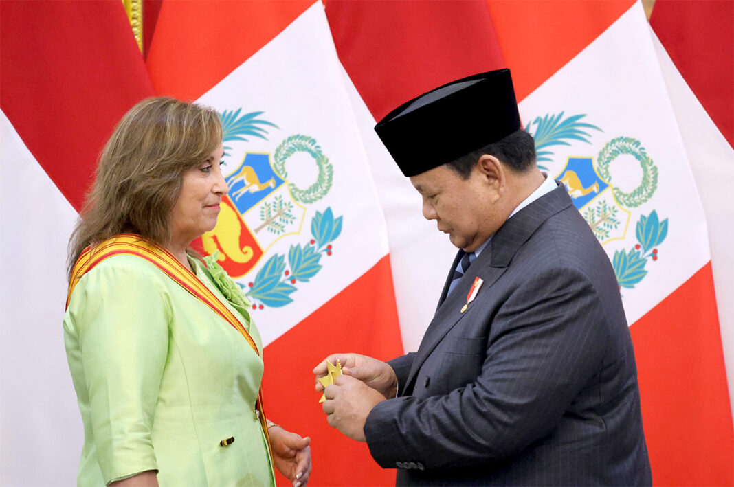 Presiden Prabowo Subianto menganugerahkan Bintang Adipurna kepada Presiden Republik Peru, Dina Boluarte, di Istana Merdeka, Jakarta, Senin (11/8).