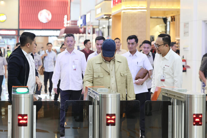 Presiden Prabowo naik Whoosh menuju Bandung, dari Stasiun Halim, Jakarta Timur, Rabu (6/8).[Tim Media Presiden]