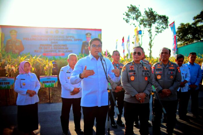 Wakil Menteri Pertanian , Sudaryono melakukan panen raya jagung bersama Inspektur Pengawasan Umum (Irwasum) Polri, Komjen Pol. Dedi Prasetyo di Desa Rembun, Kecamatan Dampit, Kabupaten Malang, Rabu (6/8). [astakom]