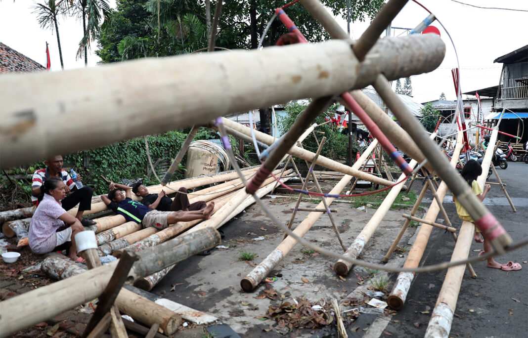Pengrajin tiang panjat pinang, di kawasan Pangkalan Bambu, Manggarai, Jakarta Selatan, Senin (11/8).