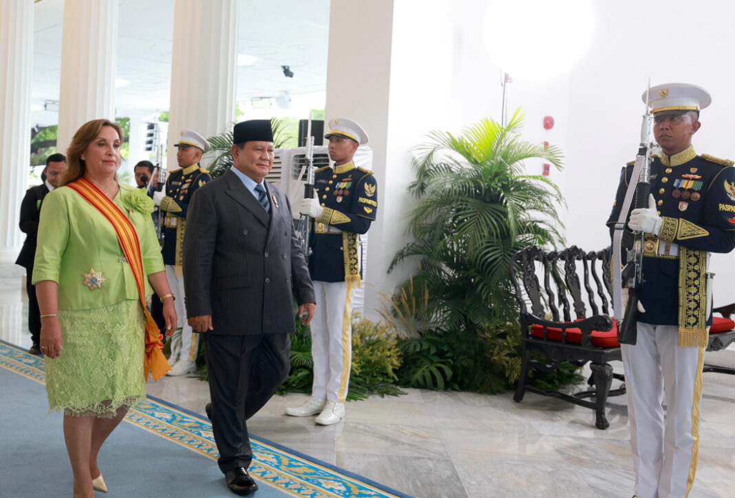 Presiden Prabowo Subianto menganugerahkan Bintang Adipurna kepada Presiden Republik Peru, Dina Boluarte, di Istana Merdeka, Jakarta, Senin (11/8).