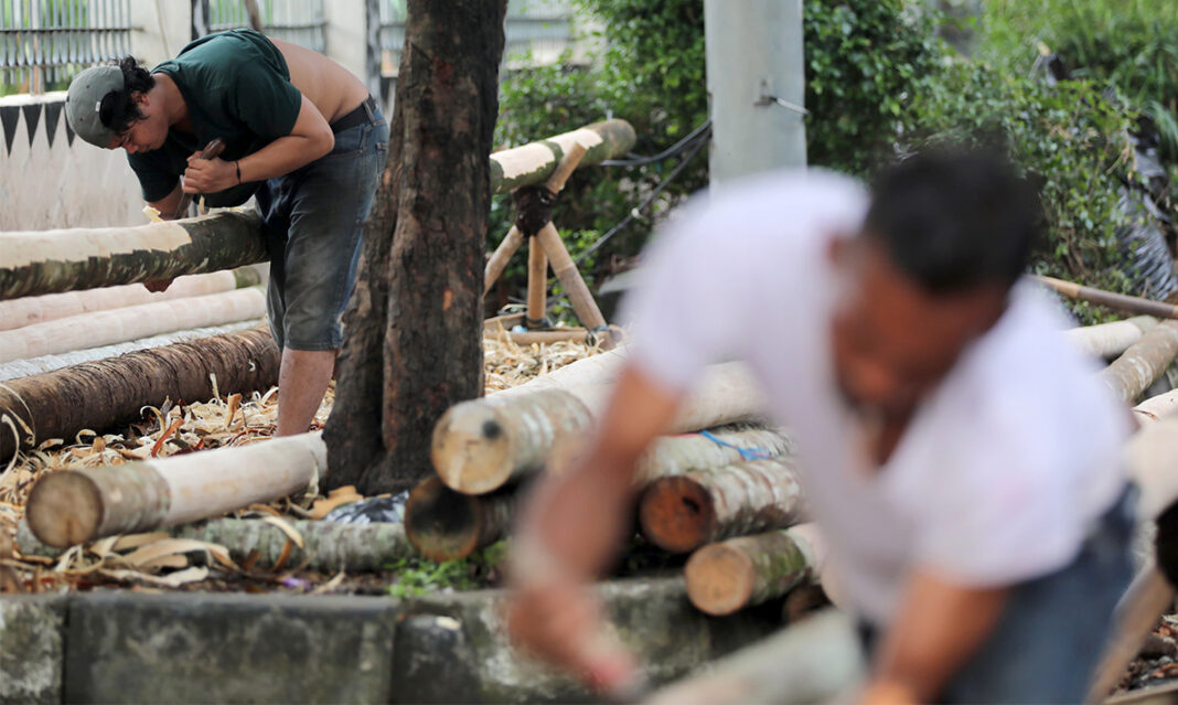 Pengrajin tiang panjat pinang, di kawasan Pangkalan Bambu, Manggarai, Jakarta Selatan, Senin (11/8).