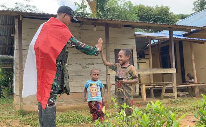 Satgas Yonif 126/Kalacakti bersama warga Kampung Upkim, di. Distrik Waropko, Kabupaten Boven Digoel, Papua Selatan, Selasa (12/8). [astakom/Puspen TNI]