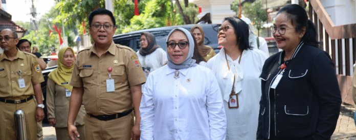 Menteri Pemberdayaan Perempuan dan Perlindungan Anak (PPPA), Arifah Fauzi, mengunjungi keluarga yang anaknya menjadi korban dugaan kekerasan seksual di Unit Pelayanan Teknis Daerah (UPTD) PPA Kota Semarang, Senin (4/8). [astakom / KemenPPPA]