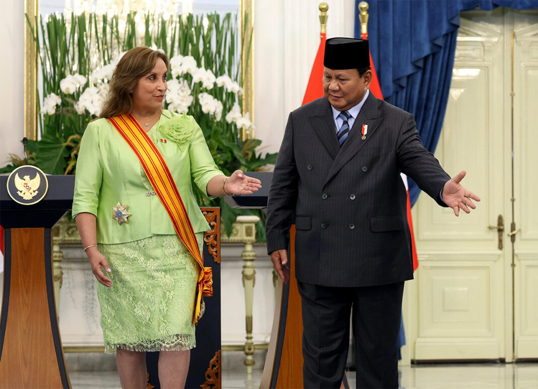 Presiden Prabowo Subianto menganugerahkan Bintang Adipurna kepada Presiden Republik Peru, Dina Boluarte, di Istana Merdeka, Jakarta, Senin (11/8).