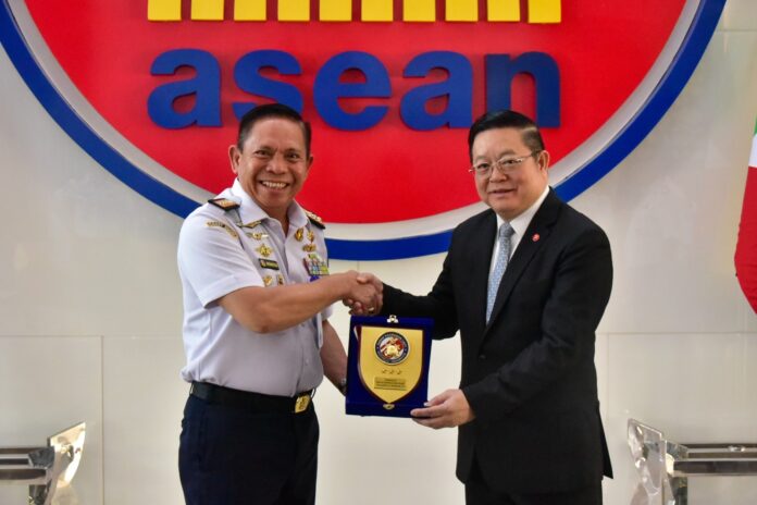 Kepala Bakamla RI Laksdya TNI Irvansyah, memimpin delegasi dalam pertemuan resmi dengan Sekretaris Jenderal Association of Southeast Asian Nations (ASEAN) H.E. Kao Kim Hourn, di Kantor Sekretariat ASEAN, Kebayoran Baru, Jakarta Selatan, pada Rabu (6/8). [astakom]