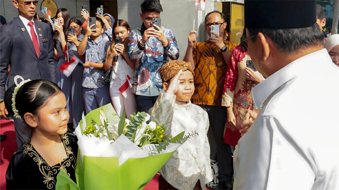 Presiden Prabowo Subianto tiba di Singapura dalam rangka menghadiri Parade Hari Nasional Singapura 2025, Pangkalan Udara Paya Lebar Air Base, Singapura, Sabtu (9/8).[Tim Media Presiden]