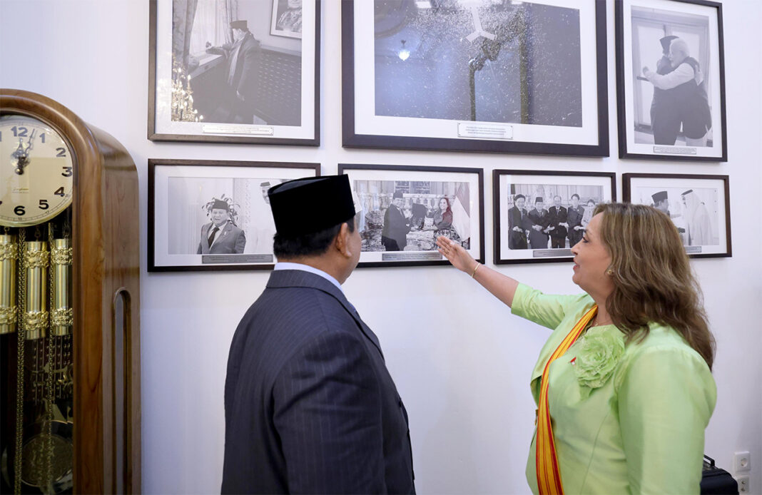 Presiden Prabowo Subianto menganugerahkan Bintang Adipurna kepada Presiden Republik Peru, Dina Boluarte, di Istana Merdeka, Jakarta, Senin (11/8).