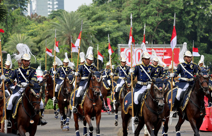 Gladi bersih upacara Peringatan Detik-Detik Proklamasi Kemerdekaan RI, di halaman Istana Merdeka, Jakarta, Kamis (14/8).