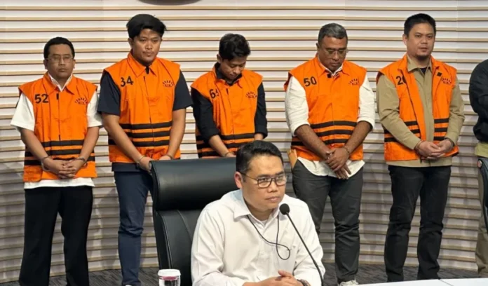 Asep Guntur Rahayu (bawah) Plt. Deputi Penindakan dan Eksekusi Komisi Pemberantasan Korupsi saat memperlihatkan Abdul Azis (kanan) Bupati Kolaka Timur sebagai salah satu dari lima tersangka kasus pembangunan RSUD di Kolaka Timur, Sulawesi Tenggara, di Gedung Merah Putih KPK, Jakarta, Sabtu (9/8). [astakom / ANTARA]