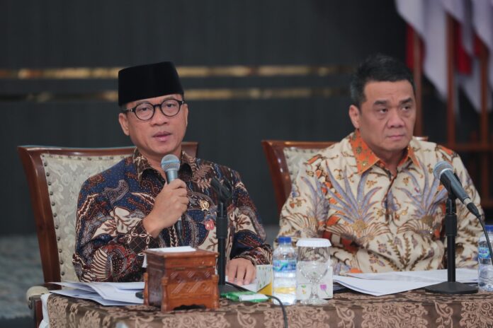 Mendes Yandri didampingi Wamendes PDT Ahmad Riza Patria saat memberikan keterangan pers di Kantor Kemendes PDT, Jakarta, Rabu (13/8). [astakom / Kemendes]