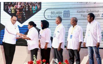 Menkop Serahkan SK