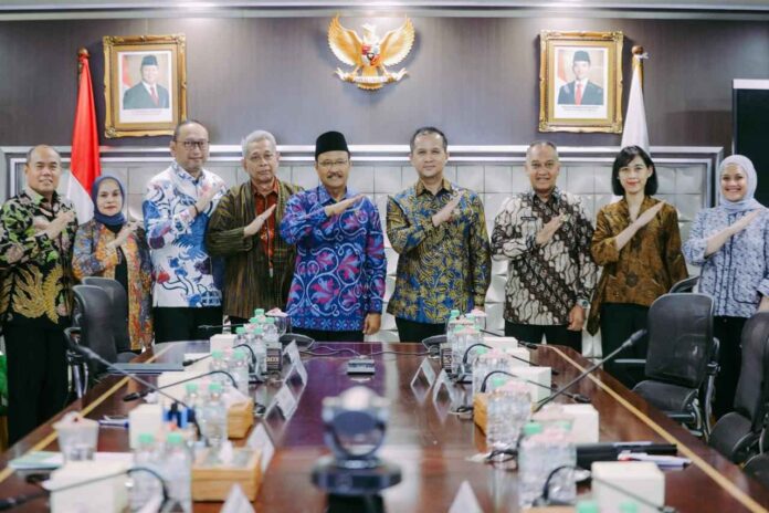 Menteri Sosial Saifullah Yusuf (Gus Ipul) dan Menteri Transmigrasi M. Iftitah Sulaiman Suryanagara di Kantor Kemensos, Jakarta, Kamis (7/8). [astkaom / Kemensos]