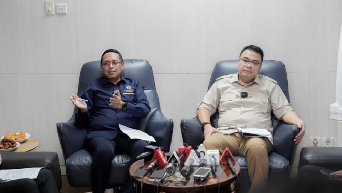 PCO Hasan nasbi dan Wamen Komdigi Angga Raka Prabowo