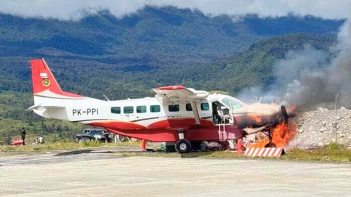 Pesawat terbakar