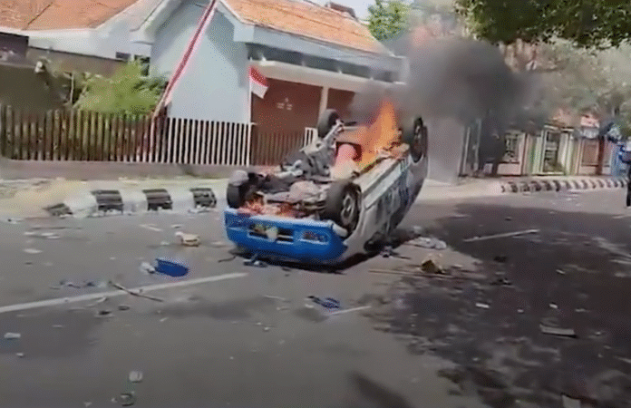 Potret Mobil Dibakar Massa Aksi Demo Pati