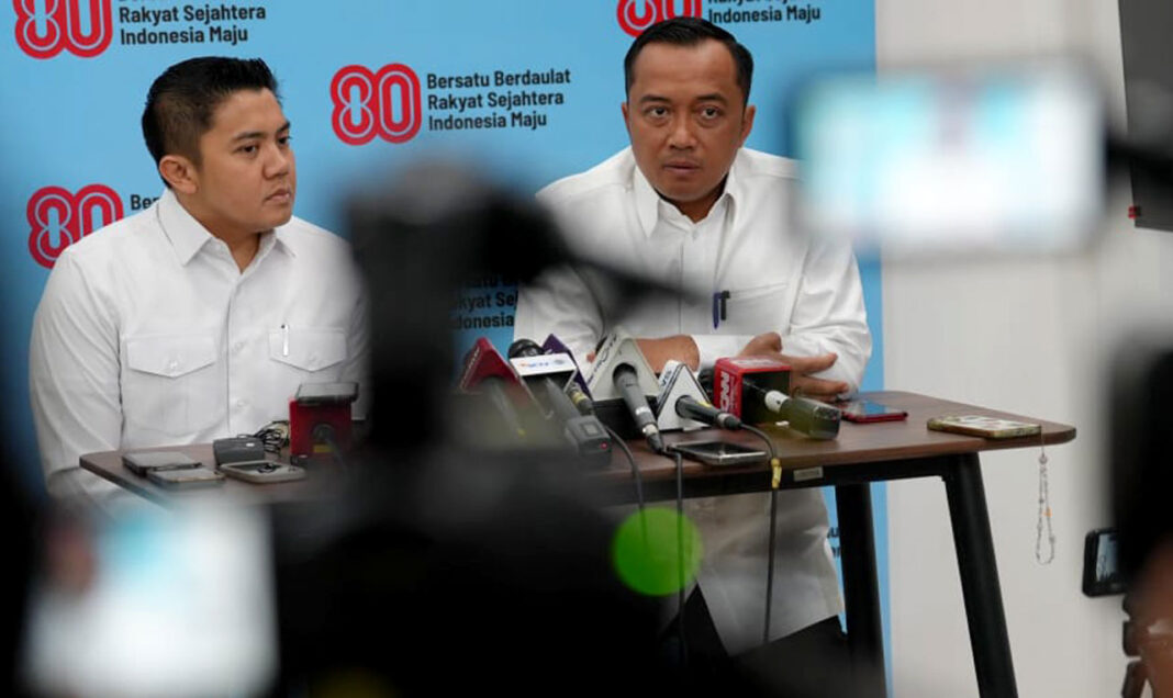 Keterangan pers terkait OTT Wamenaker Immanuel Ebenezer, di Kompleks Istana Kepresidenan, Jakarta, Kamis (21/8).