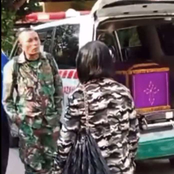 Tangkapan Layar ayah dari Alm Prada Lucky, Sersan Mayor Christian Namo di samping mobil ambulance dan jenazah anaknya.