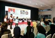 Gus Ipul saat mengajak Wakil Menteri Pekerjaan Umum Diana Kusumastuti makan malam bersama siswa Sekolah Rakyat Menengah Pertama (SRMP) 9 Kota Bandung, Sabtu (9/8). [astakom / Kemensos]