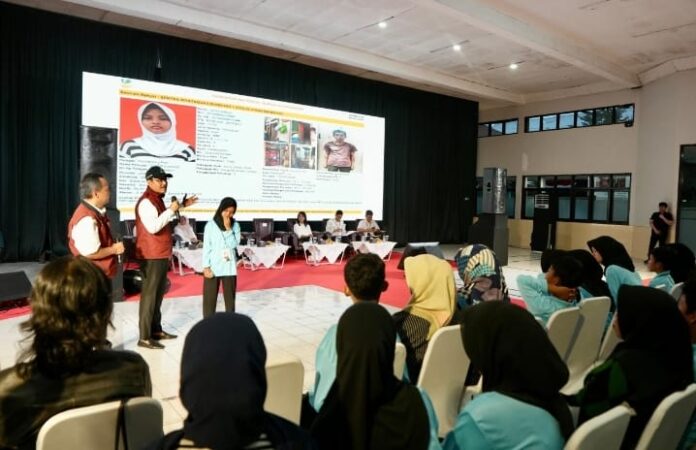 Gus Ipul saat mengajak Wakil Menteri Pekerjaan Umum Diana Kusumastuti makan malam bersama siswa Sekolah Rakyat Menengah Pertama (SRMP) 9 Kota Bandung, Sabtu (9/8). [astakom / Kemensos]