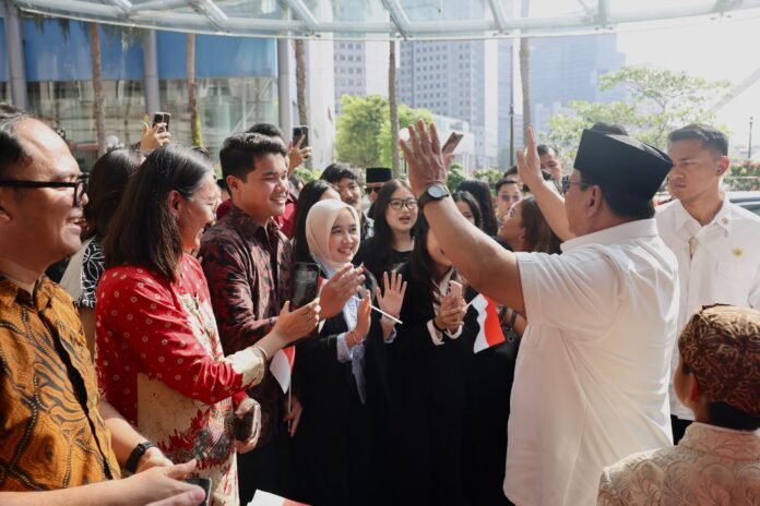Momen kedatangan Presiden Republik Indonesia Prabowo Subianto untuk menghadiri National Day Singapore di sambut hangat Mahasiswa asal Indonesia, Sabtu (9/8). [Tim Media Presiden]