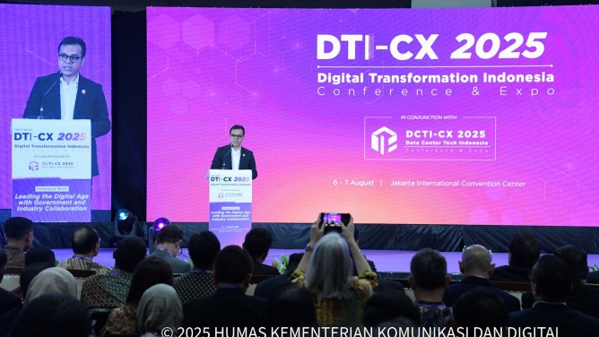Wamenkomdigi Nezar Patria menyampaikan keynote speech dalam pembukaan acara Digital Transformation Indonesia Conference and Expo (DTI-CX) 2025 di Jakarta International Convention Center, Jakarta Pusat, Rabu (06/08). [astakom / Komdigi]