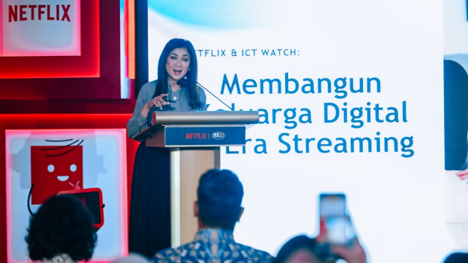 Dirjen Fifi dalam acara “Membangun Keluarga Digital di Era Streaming”, hasil kolaborasi Netflix dan ICT Watch, di Jakarta Pusat, Selasa (05/08). [astakom / Komdigi]