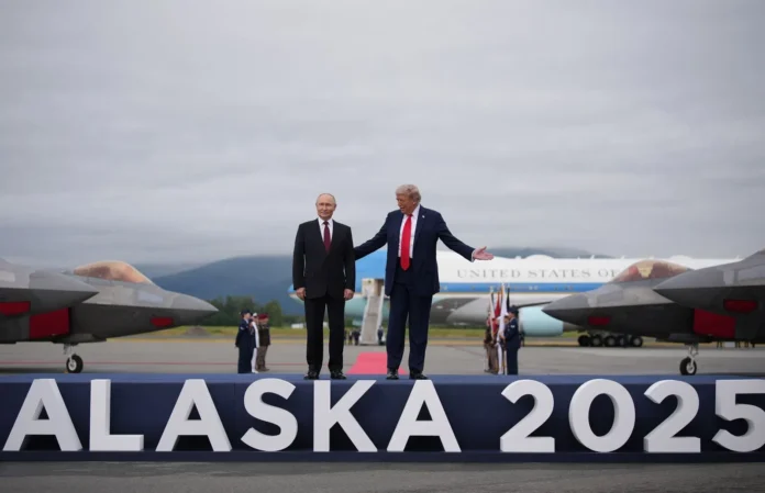 Presiden Donald Trump (kanan) menyambut Presiden Rusia Vladimir Putin saat ia tiba di Pangkalan Gabungan Elmendorf-Richardson pada 15 Agustus 2025 di Anchorage, Alaska. Kedua pemimpin tersebut bertemu untuk mengadakan pembicaraan perdamaian yang bertujuan mengakhiri perang di Ukraina. [astakom / Katu]