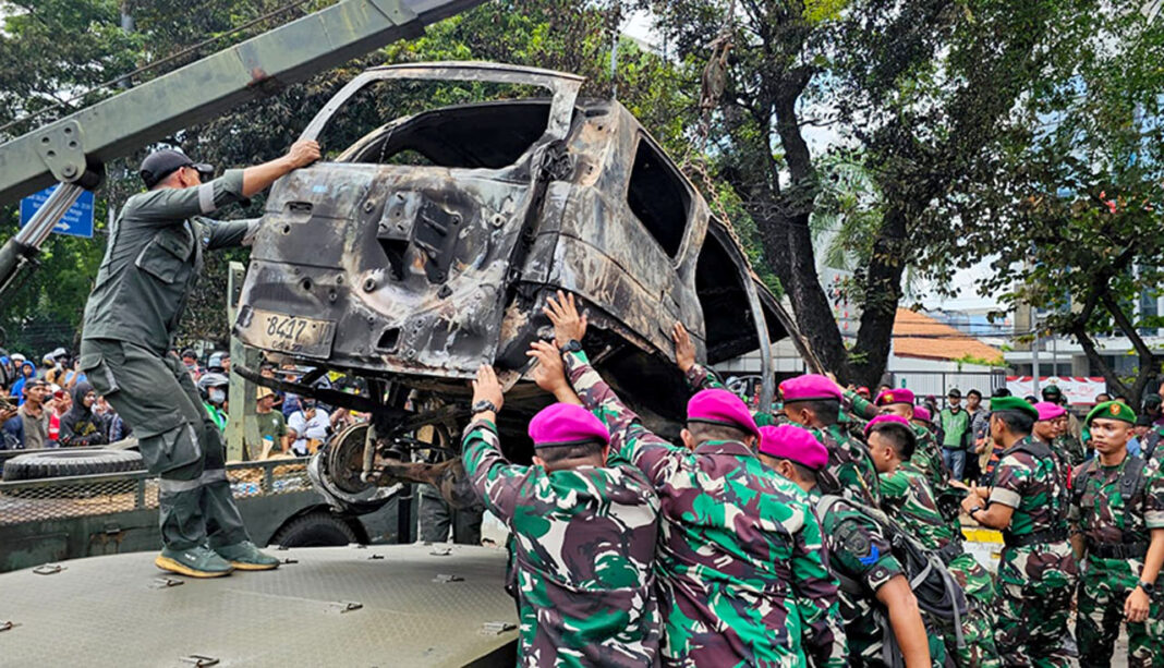 Sejumlah personel TNI AD dan TNI AL diterjunkan untuk membantu menciptakan situasi kondusif di tengah aksi massa yang berlangsung di Mako Brimob, Kwitang, Jakarta Pusat, Jumat (29/8).