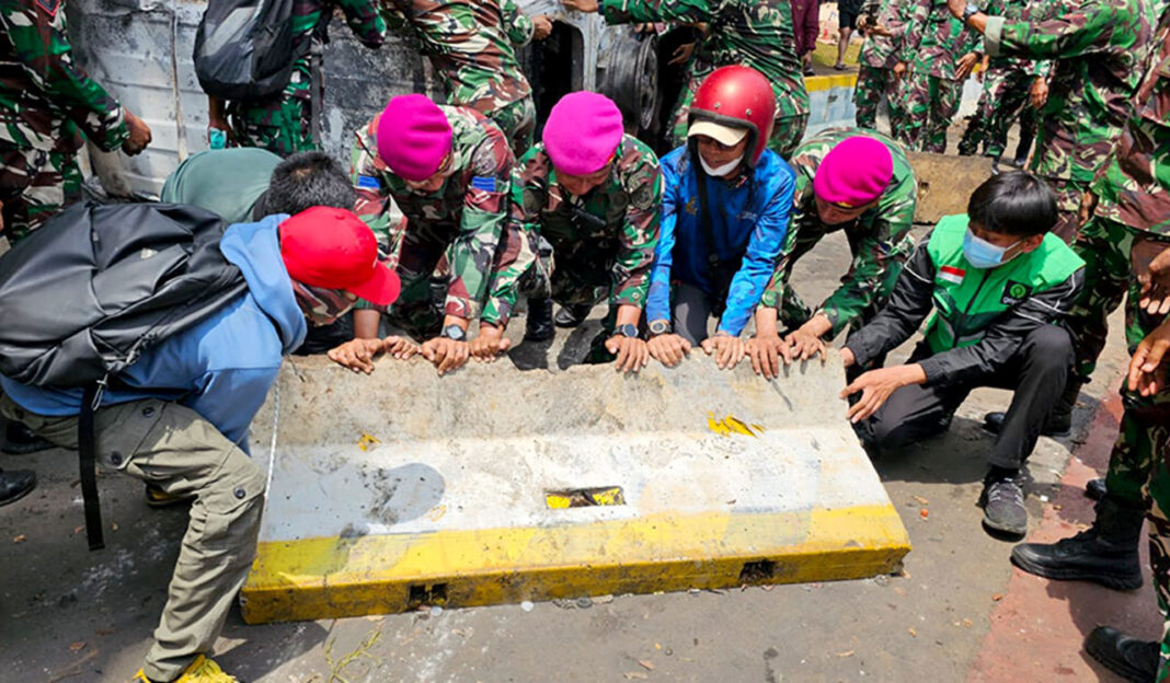 Sejumlah personel TNI AD dan TNI AL diterjunkan untuk membantu menciptakan situasi kondusif di tengah aksi massa yang berlangsung di Mako Brimob, Kwitang, Jakarta Pusat, Jumat (29/8).