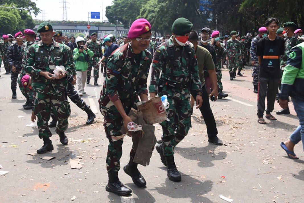 Sejumlah personel TNI AD dan TNI AL diterjunkan untuk membantu menciptakan situasi kondusif di tengah aksi massa yang berlangsung di Mako Brimob, Kwitang, Jakarta Pusat, Jumat (29/8).