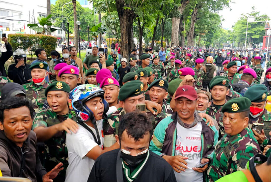 Sejumlah personel TNI AD dan TNI AL diterjunkan untuk membantu menciptakan situasi kondusif di tengah aksi massa yang berlangsung di Mako Brimob, Kwitang, Jakarta Pusat, Jumat (29/8).