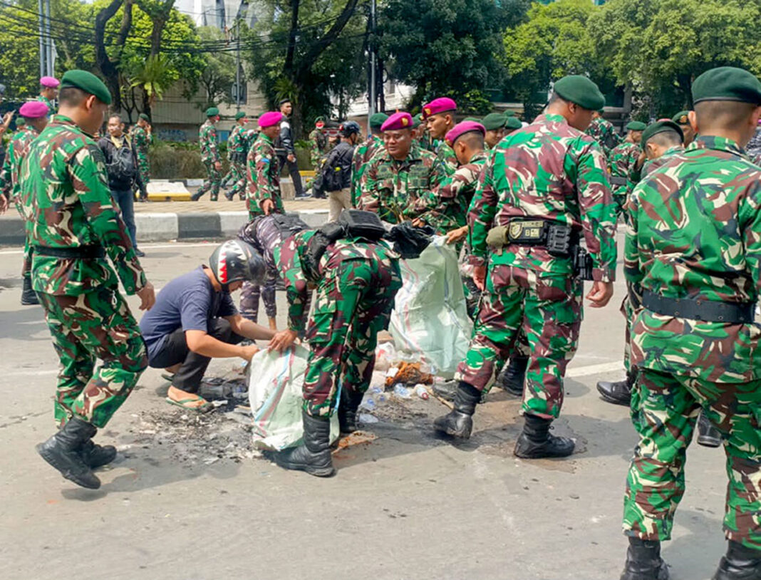 Sejumlah personel TNI AD dan TNI AL diterjunkan untuk membantu menciptakan situasi kondusif di tengah aksi massa yang berlangsung di Mako Brimob, Kwitang, Jakarta Pusat, Jumat (29/8).