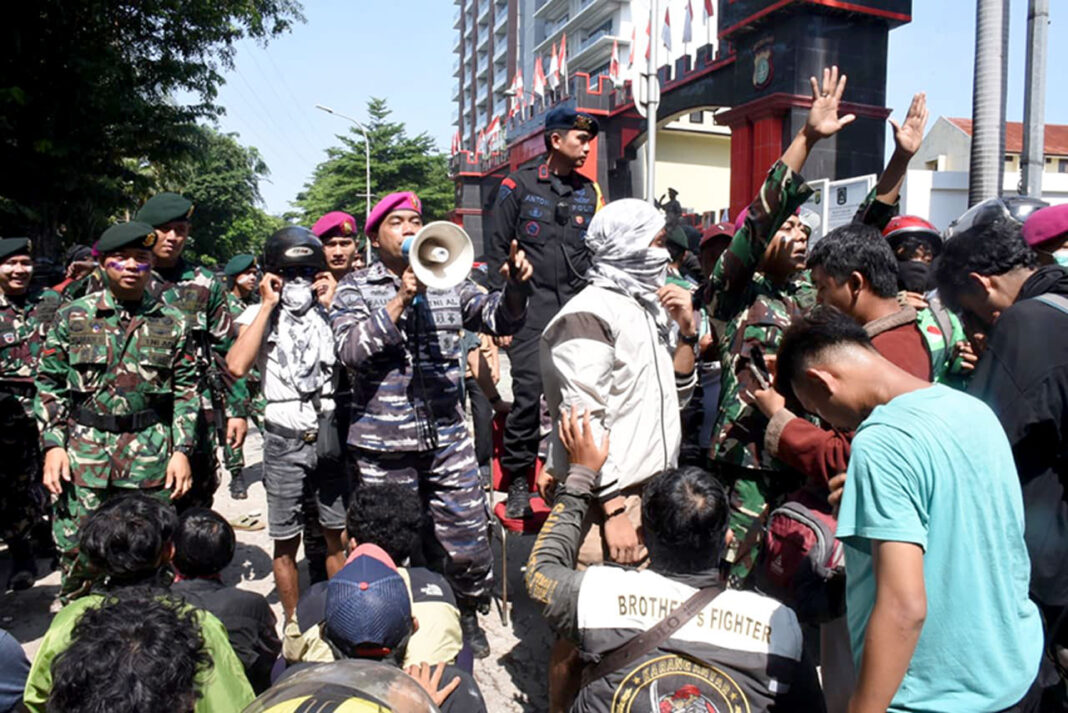 Sejumlah personel TNI AD dan TNI AL diterjunkan untuk membantu menciptakan situasi kondusif di tengah aksi massa yang berlangsung di Mako Brimob, Kwitang, Jakarta Pusat, Jumat (29/8).