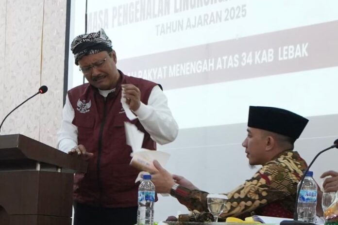 Air mata Gus Ipul tak bisa ditahan saat mendengarkan curahan hati salah satu guru Sekolah Rakyat Menengah Atas (SRMA) 34 di sela kunjungannya ke sekolah itu, Jumat (1/8). [astakom / Kemensos]