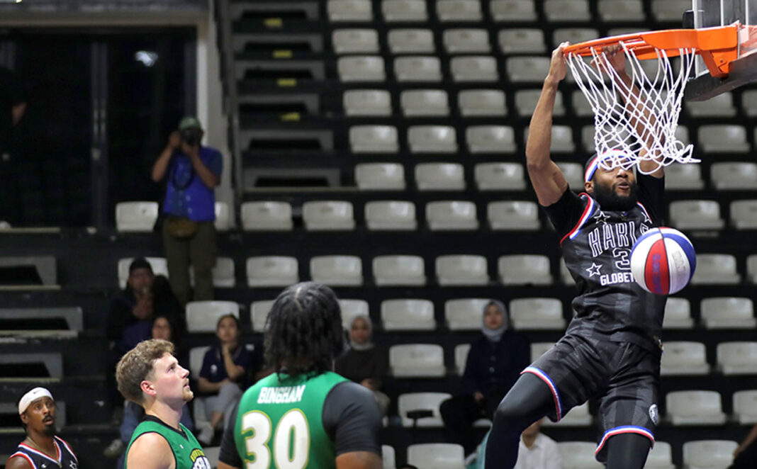 Tim basket Harlem Globetrotters tampil di Hall Basket Gelora Bung Karno, Senayan, Jakarta, Rabu (20/8).