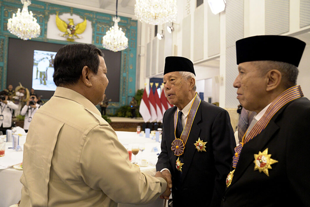 Presiden Prabowo Subianto bersilahturahmi dengan penerima Tanda Kehormatan Veteran Pejuang Timor Timur, di Istana Negara, Jakarta, Kamis (28/8).