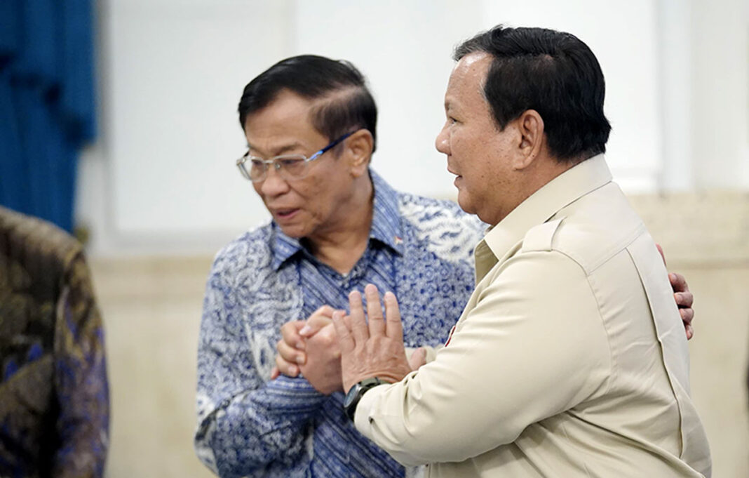 Presiden Prabowo Subianto bersilahturahmi dengan penerima Tanda Kehormatan Veteran Pejuang Timor Timur, di Istana Negara, Jakarta, Kamis (28/8).