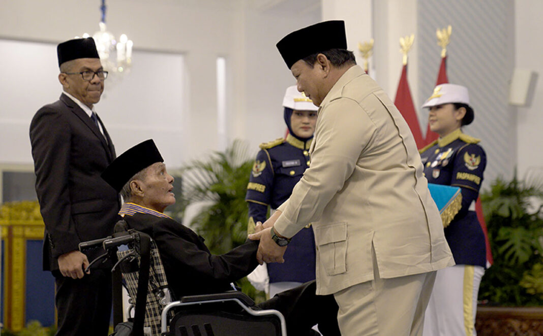 Presiden Prabowo Subianto bersilahturahmi dengan penerima Tanda Kehormatan Veteran Pejuang Timor Timur, di Istana Negara, Jakarta, Kamis (28/8).