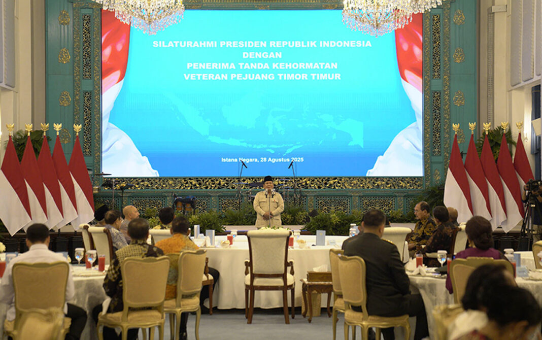 Presiden Prabowo Subianto bersilahturahmi dengan penerima Tanda Kehormatan Veteran Pejuang Timor Timur, di Istana Negara, Jakarta, Kamis (28/8).