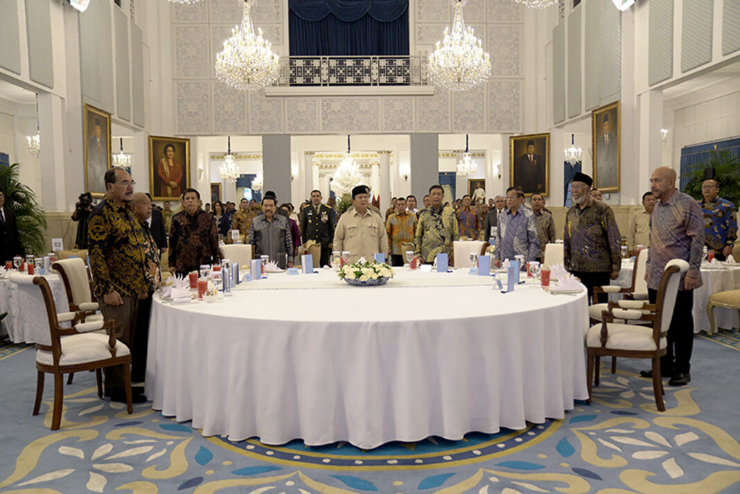 Presiden Prabowo Subianto bersilahturahmi dengan penerima Tanda Kehormatan Veteran Pejuang Timor Timur, di Istana Negara, Jakarta, Kamis (28/8).