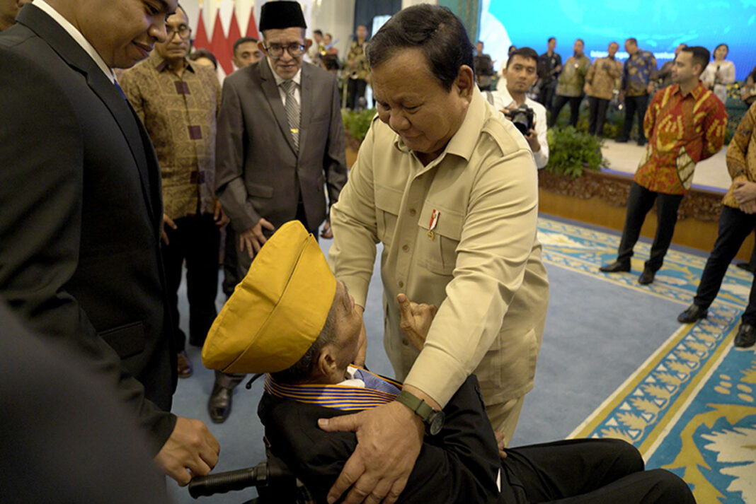 Presiden Prabowo Subianto bersilahturahmi dengan penerima Tanda Kehormatan Veteran Pejuang Timor Timur, di Istana Negara, Jakarta, Kamis (28/8).