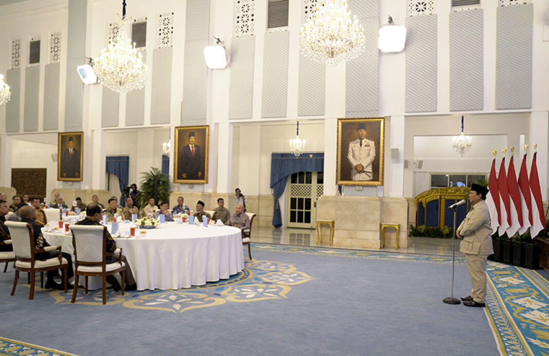 Presiden Prabowo Subianto bersilahturahmi dengan penerima Tanda Kehormatan Veteran Pejuang Timor Timur, di Istana Negara, Jakarta, Kamis (28/8).