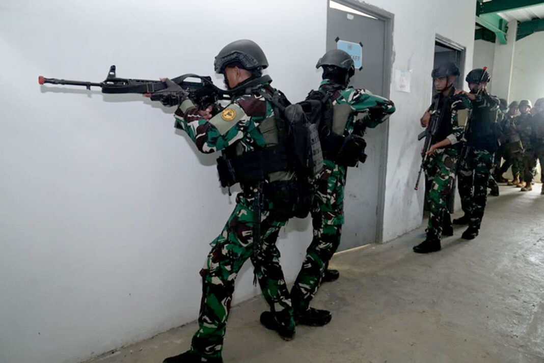 TNI melaksanakan Force Integration Training (FIT) bersama US Armed Forces dan Japanese Ground Self-Defense Forces, di Pusat Misi Pemeliharaan Perdamaian (PMPP) TNI, Sentul, Bogor, Selasa (26/8).