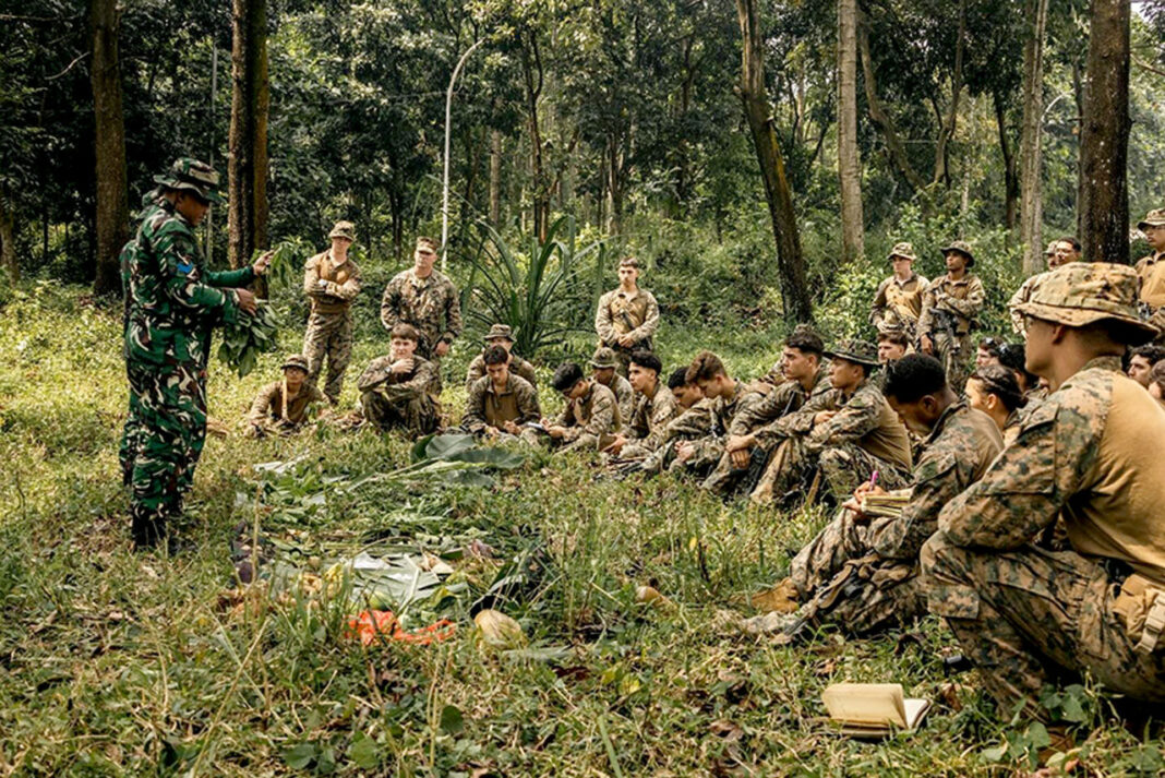 TNI melaksanakan Force Integration Training (FIT) bersama US Armed Forces dan Japanese Ground Self-Defense Forces, di Pusat Misi Pemeliharaan Perdamaian (PMPP) TNI, Sentul, Bogor, Selasa (26/8).