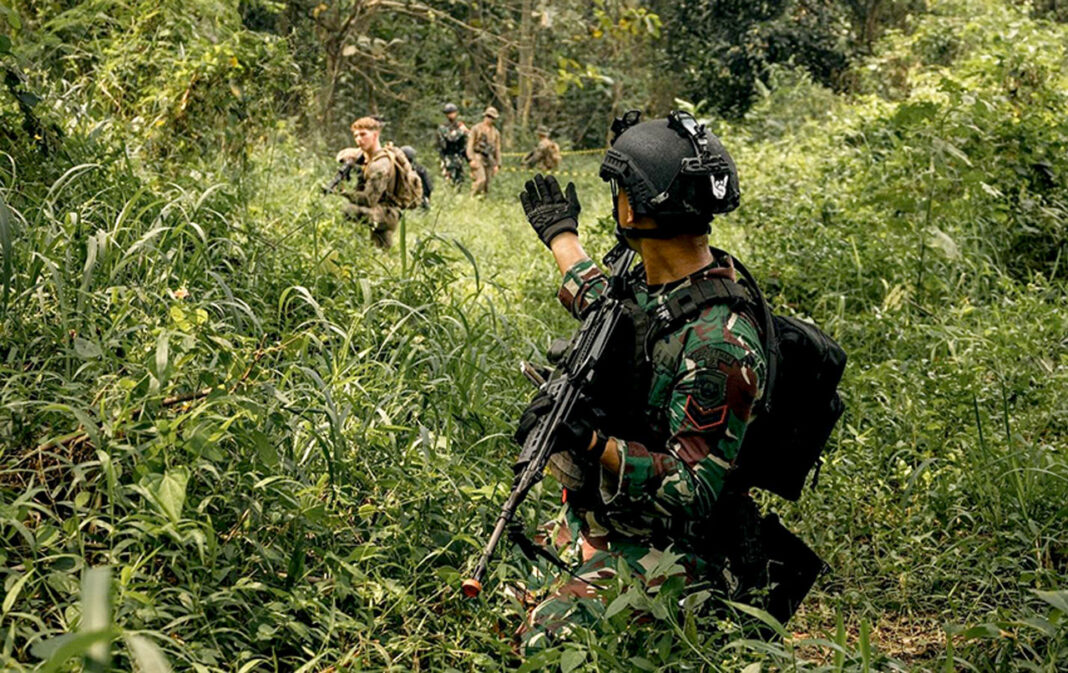TNI melaksanakan Force Integration Training (FIT) bersama US Armed Forces dan Japanese Ground Self-Defense Forces, di Pusat Misi Pemeliharaan Perdamaian (PMPP) TNI, Sentul, Bogor, Selasa (26/8).