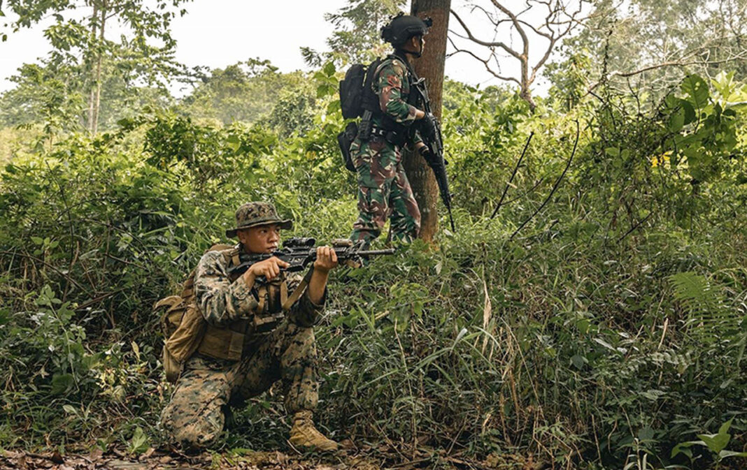 TNI melaksanakan Force Integration Training (FIT) bersama US Armed Forces dan Japanese Ground Self-Defense Forces, di Pusat Misi Pemeliharaan Perdamaian (PMPP) TNI, Sentul, Bogor, Selasa (26/8).
