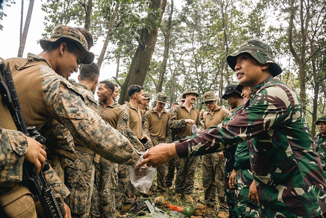 TNI melaksanakan Force Integration Training (FIT) bersama US Armed Forces dan Japanese Ground Self-Defense Forces, di Pusat Misi Pemeliharaan Perdamaian (PMPP) TNI, Sentul, Bogor, Selasa (26/8).